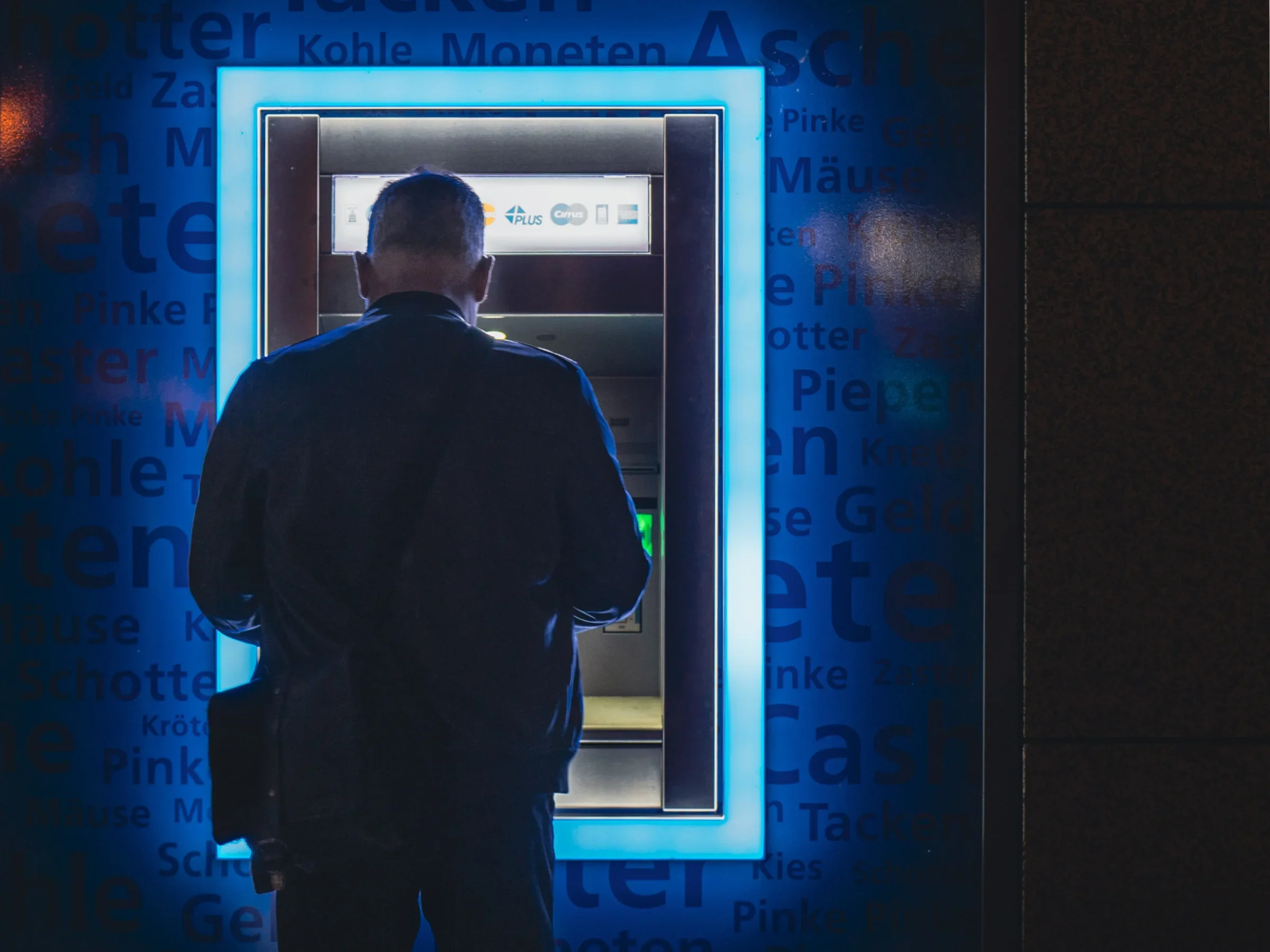 Erste Bank macht Ernst: Filia­len dicht, Schluss mit Bar­geld und Geld­auto­maten