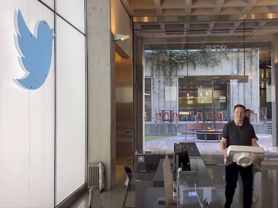 Elon Musk zieht ins Twitter-Haupt­quartier ein