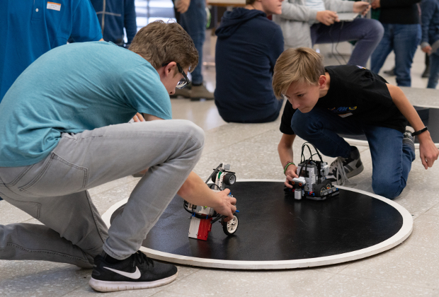 Nachwuchs-Robo­lympics: Wenn Roboter gegen­einander antreten