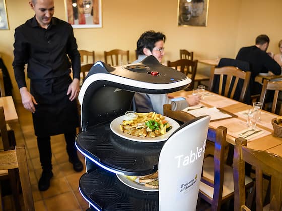 In Lausanner Restaurant bedient ein Roboter die Gäste