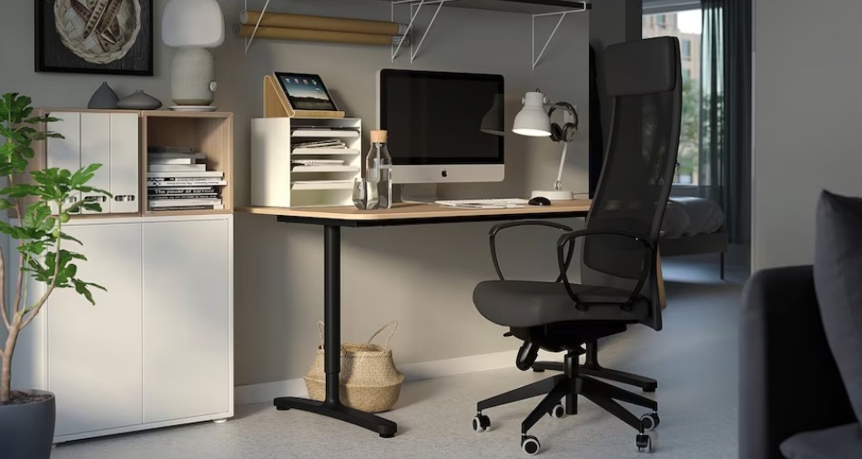 Ikea-Bürostuhl bringt Monitore zum Absturz