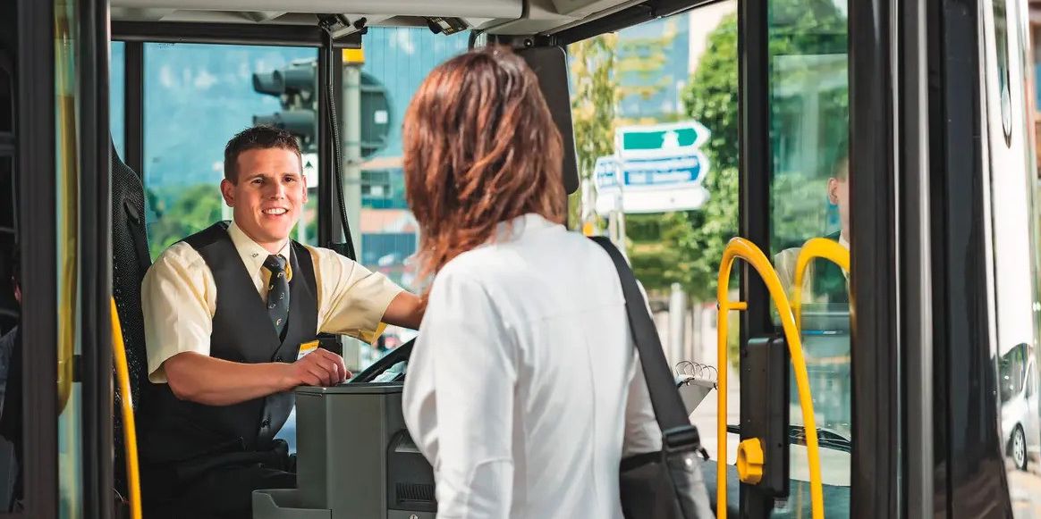 Digitale Billette: Postauto und BLS werden bis 2035 bargeldlos – SBB sind skeptisch